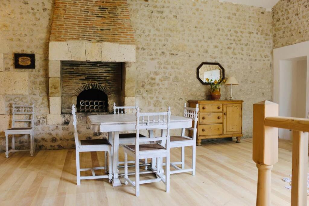 As Seen On A New Life In The Sun - Beautiful 3 Bedroom Cottage With Shared Pool Montboyer ภายนอก รูปภาพ