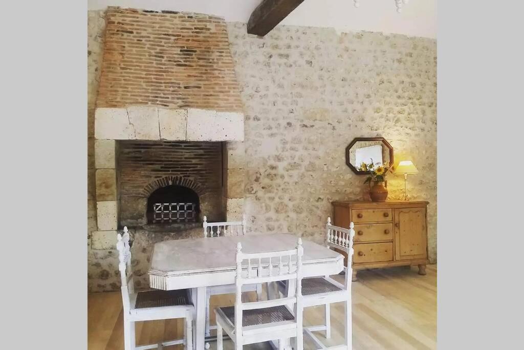 As Seen On A New Life In The Sun - Beautiful 3 Bedroom Cottage With Shared Pool Montboyer ภายนอก รูปภาพ