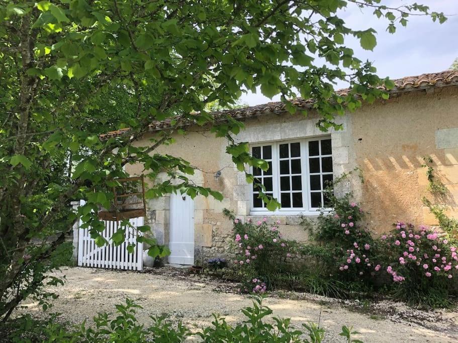 As Seen On A New Life In The Sun - Beautiful 3 Bedroom Cottage With Shared Pool Montboyer ภายนอก รูปภาพ